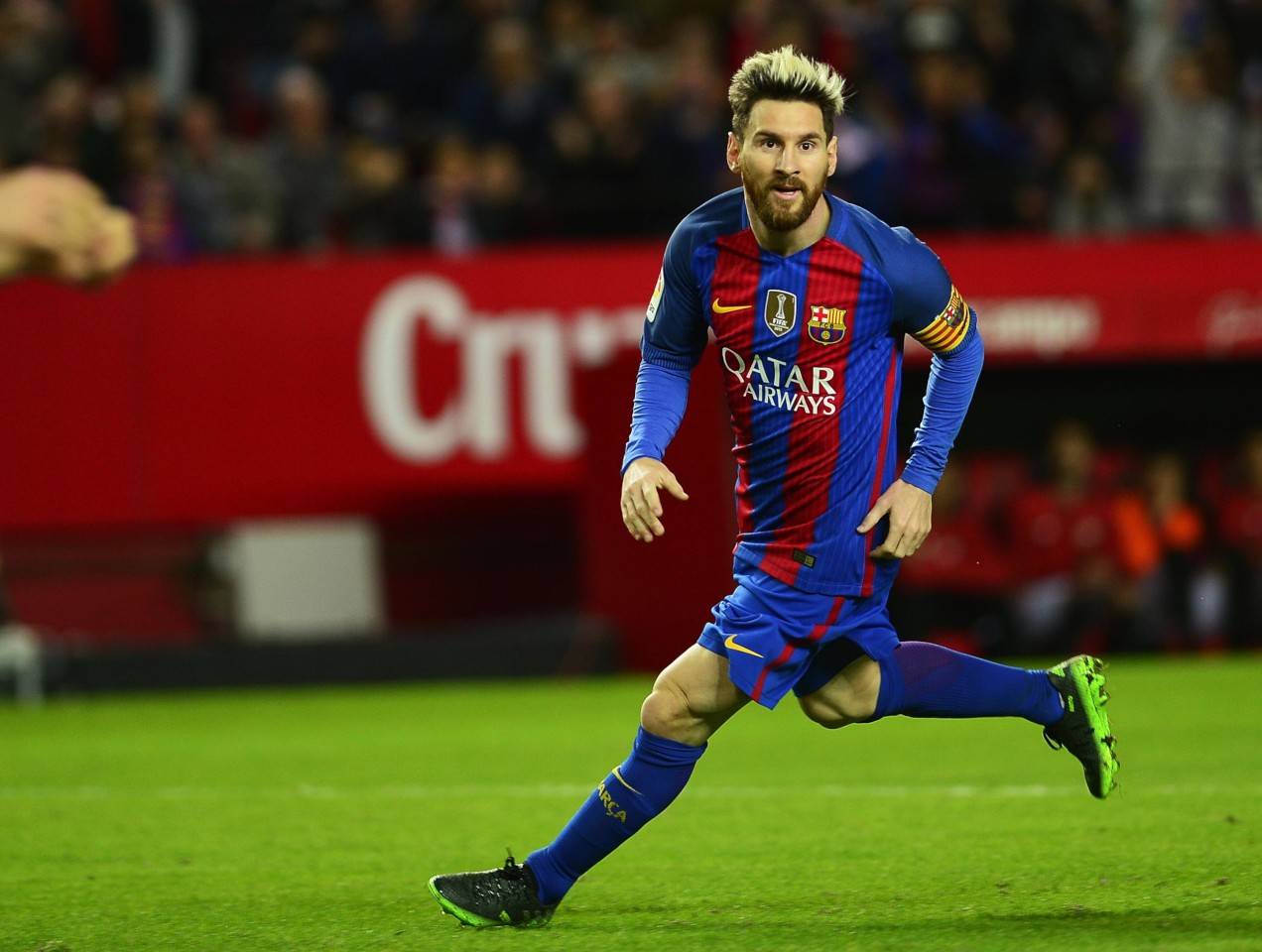 ميسي يتوج ملكًا لديربي كتالونيا ويقترب من رونالدو!
