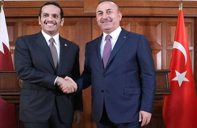 شاهد… وزير الخارجية التركي يضع صورة الأمير القطري على صدره!