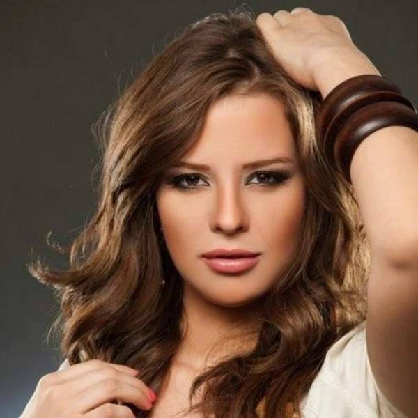 بالفيديو: إيمان العاصي توضح حقيقة زواجها