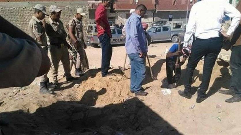 مصري يقتل زوجته الثانية ويدفن ابنته حية... بسبب غيرة زوجته الأولى!