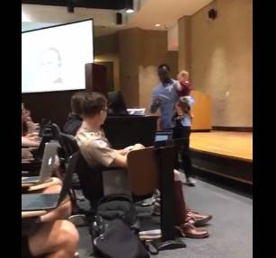 بالفيديو.. أستاذ جامعي يحمل طفل طالبته وهو يلقي محاضرته