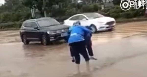 فيديو مؤثر أبهر  الملايين.. ماذا فعل هذا المسن لزوجته؟