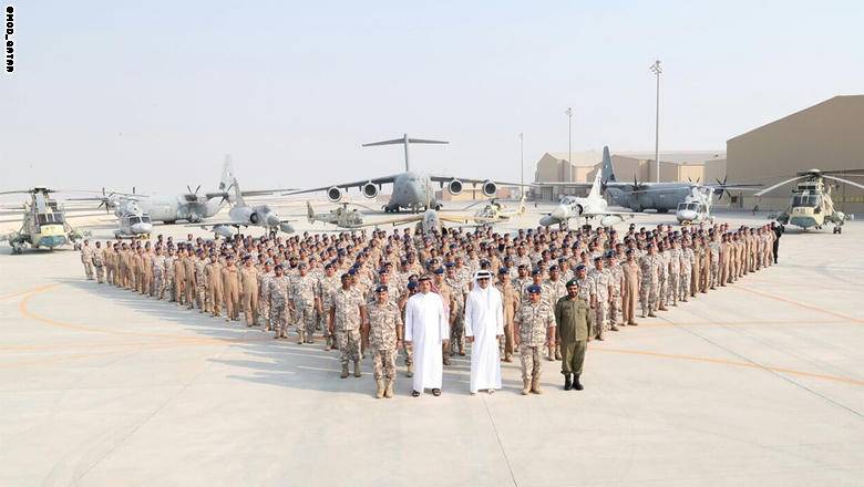 بالصور.. أمير قطر يتفقد القوات الجوية الأميرية بالعديد