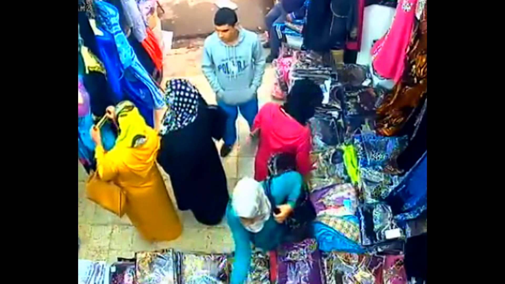 سرقة جماعية من عائلة كاملة لمتجر ملابس (فيديو)