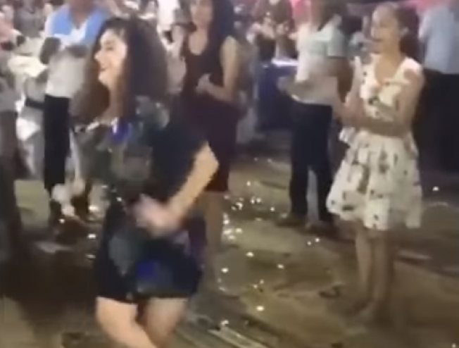 فيديو: 3 فتيات يتنافسن في الرقص ويشعلن حفل الزفاف!