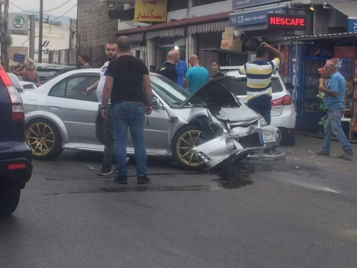 إصابات بتصادم بين 3 سيارات على الطريق البحرية باتجاه نهر الموت