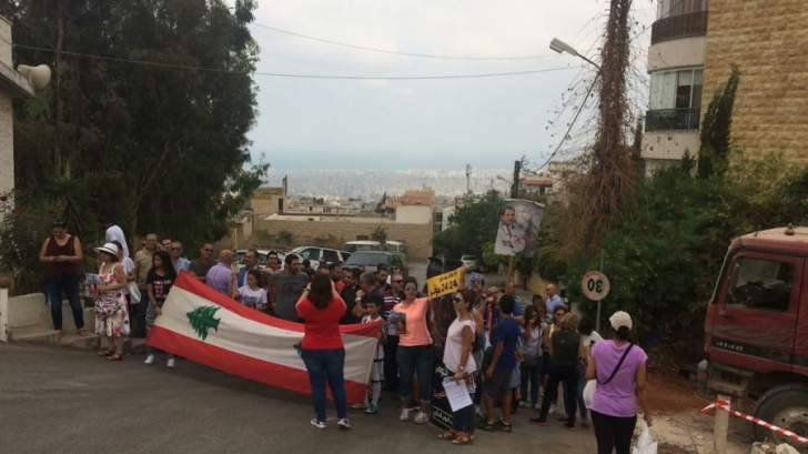 إعتصام لأهالي عين سعادة احتجاجا على مد خطوط التوتر العالي فوق منازلهم