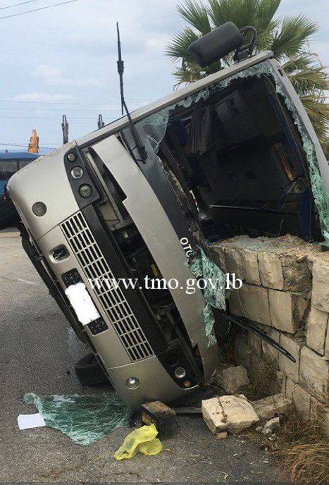 بالصور: عدد من الجرحى نتيجة انقلاب حافلة لنقل الركاب على اوتوستراد المدفون المسلك الشرقي وحركة المرور طبيعية في المحلة