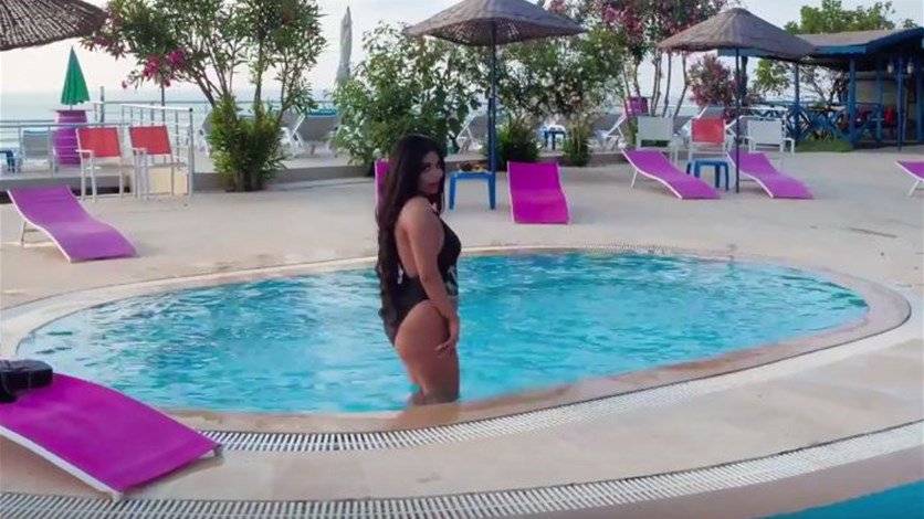 بالفيديو: رولا يموت في أقوى اطلالة جريئة على البحر!
