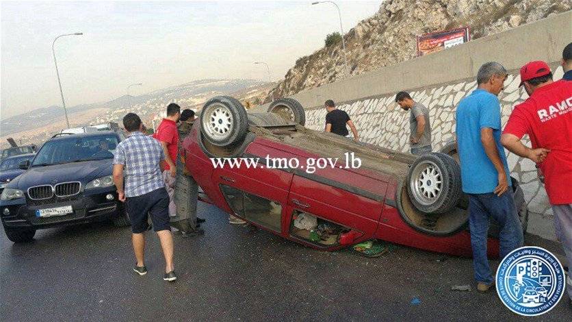 بالصور- انقلاب سيارة اثر حادث سير في السعديات