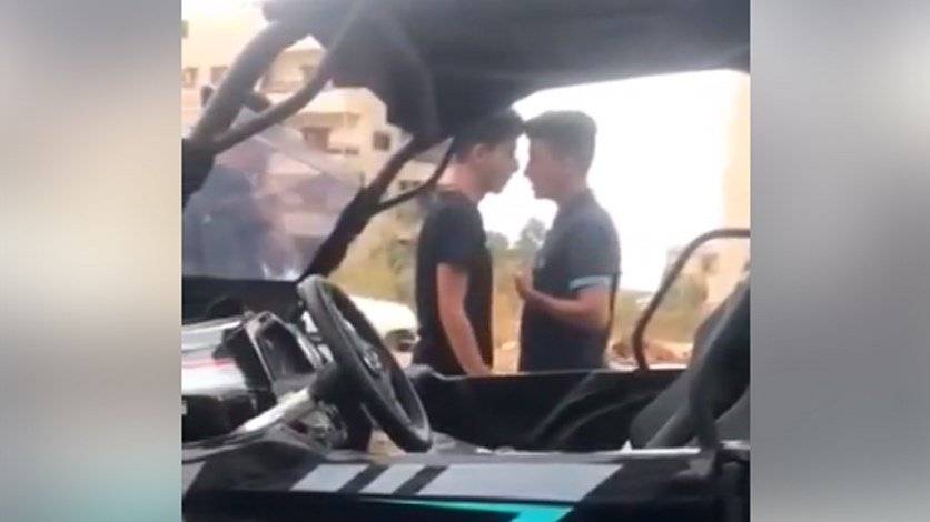بالفيديو- سعودي يعتدي بالضرب المبرح على شاب لبناني في بعلشميه