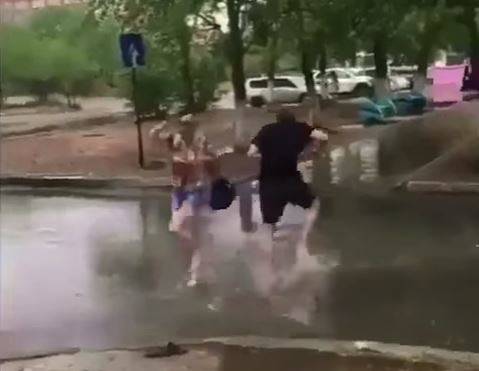 بالفيديو.. تصرّفات مضحكة لأشخاص تعرّضوا لمقالب!
