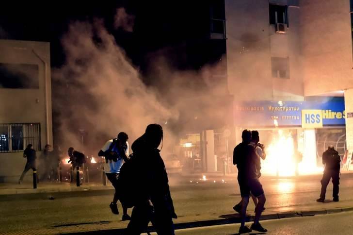 اشتباكات بين الشرطة ومحتجين في أثينا خلال مسيرة