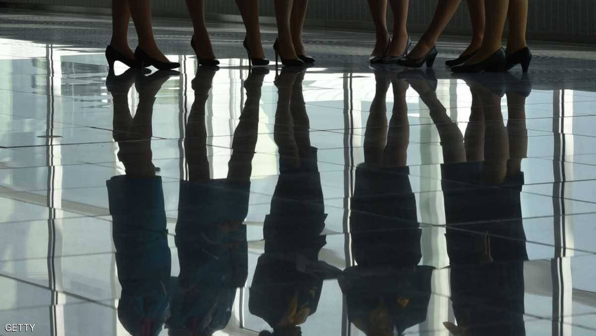 فضيحة مدوية.. لقطات فيديو صوّرها طيارون لمضيفات بأوضاع جنسية!