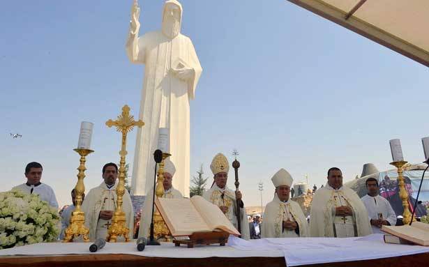 قداديس ومسيرة صلاة لمناسبة عيد ارتفاع الصليب
الراعي كرّس أكبر تمثال في العالم للقديس شربل: 
نتطلّع الى رجالات يتفانون لنهوض البلد وبناء الدولة