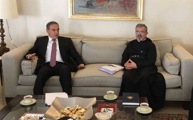 فرعون عرض مع الأب عازار موضوع الأقساط :
أحد الحلول فصل جزء من العقد بين المدارس الخاصة والعامة