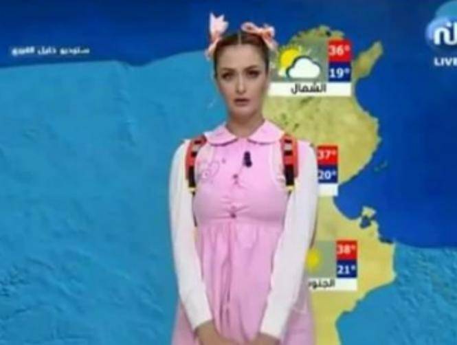 مُذيعة تقدم  نشرة الطّقس بزي طفلة... والسبب؟