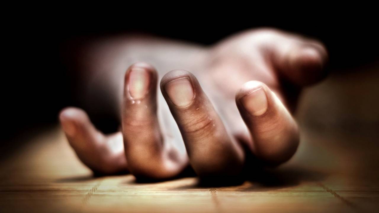 بالفيديو.. ركع 3 ساعات لاقناع زوجته وابنته بعدم الانتحار!