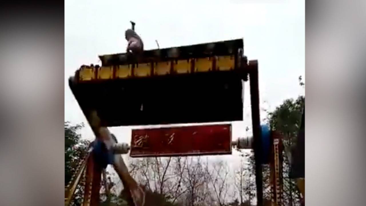 فيديو يحبس الأنفاس.. شاهد كيف سقط من أعلى لعبة ملاهي