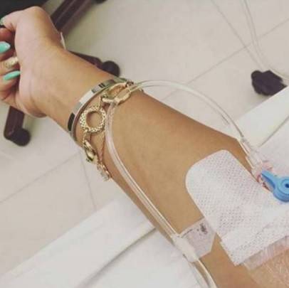 بالصورة: فنانة عربية  تجري جراحة خطرة لاستئصال ورم.. وهذا وضعها الصحي!!