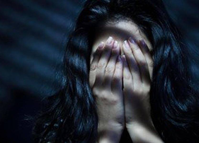 رأت حبيبها يتحرّش جنسياً بابنتها.. ماذا فعلت به؟