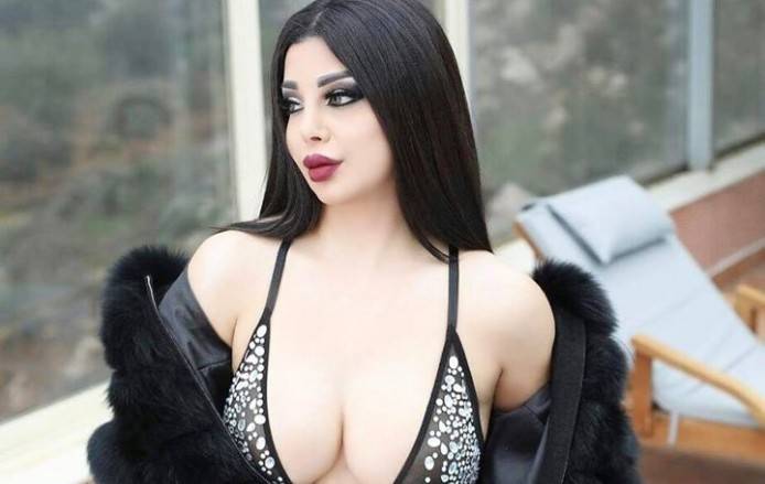 بالصورة.. رولا يموت تدعو متابعيها لتقبيلها: 