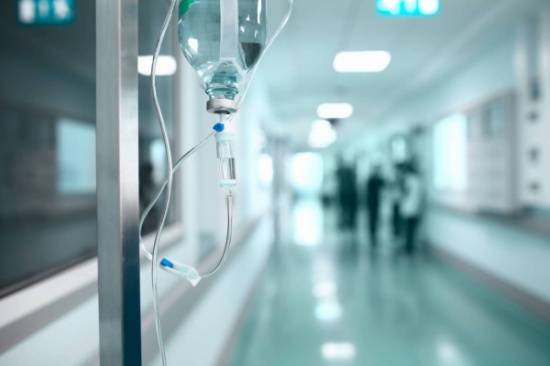 ممثل عربي شاب يدخل في غيبوبة ويستيقظ بعد 15 يوماً... هذا ما حدث له
