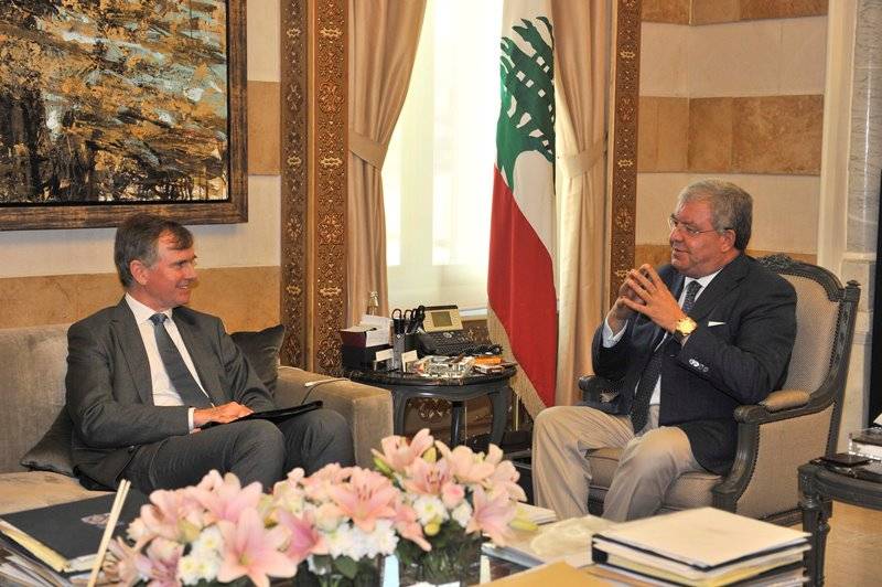 المشنوق بحث وسفير بريطانيا في تعزيز أمن المطار