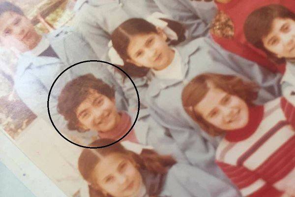 فنانة سورية تنشر صورة من طفولتها.. هل يمكنكم التعرف اليها؟