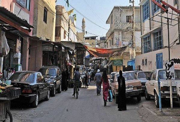 مطلوبو "عين الحلوة" يتخفون بزي النساء وعمليات التجميل للفرار من المخيم