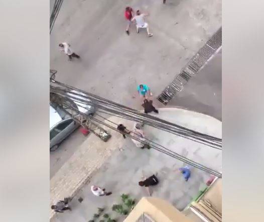 فيديو- عراك  بين رجال ونساء  بسبب موقف سيارة