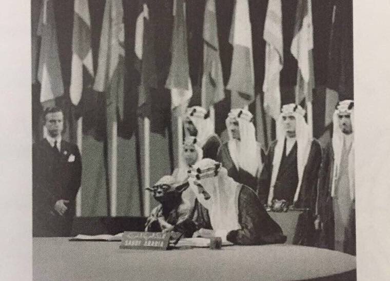 ضجة في السعودية بسبب ظهور كائن فضائي بجوار الملك فيصل (صور)
