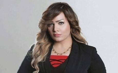 بالفيديو.. مذيعة الهيرويين تقوم بفعل صادم على الهواء مباشرة