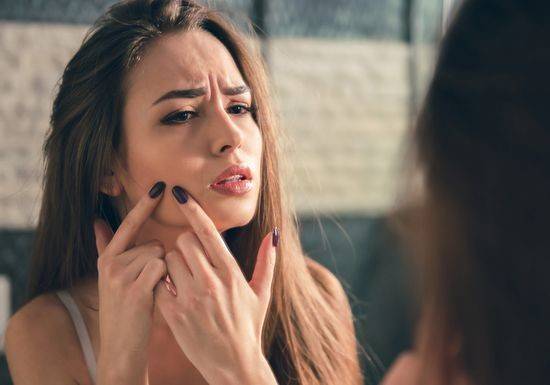 تعانين من حساسية مفاجئة بوجهك؟ هذه الحيلة تخلّصك منها بـ5 دقائق