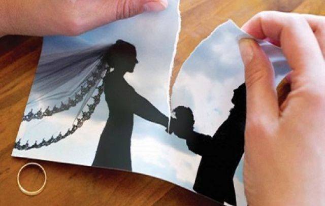 فيديو صادم.. مذيعة تتلقى خبر طلاقها مباشرةً على الهواء!