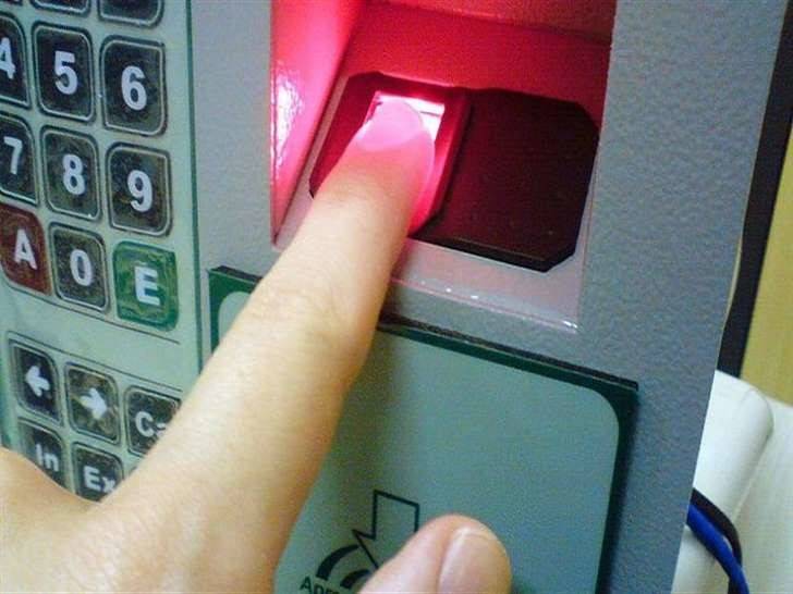 حقيقة الأضرار الصحية لجهاز البصمة