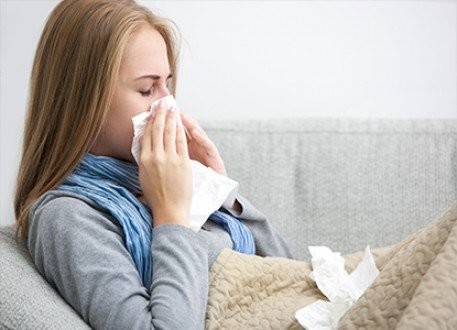 مخاطر صحية كبيرة.. إحذروا نفخ محتويات الأنف في المنديل