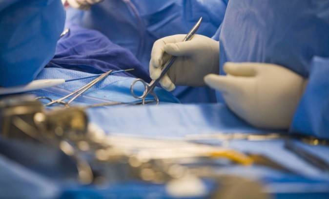 ضحية خليجية لعمليات التجميل.. هكذا قطع الطبيب جزءًا من بطنها!