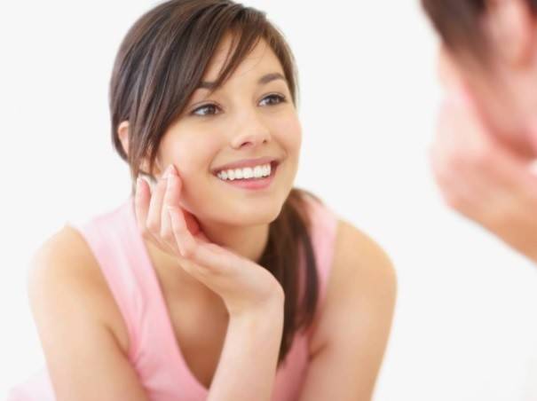 أنتِ تنظفين وجهك بشكل خاطئ حتماً.. إليك الطريقة الصحيحة!