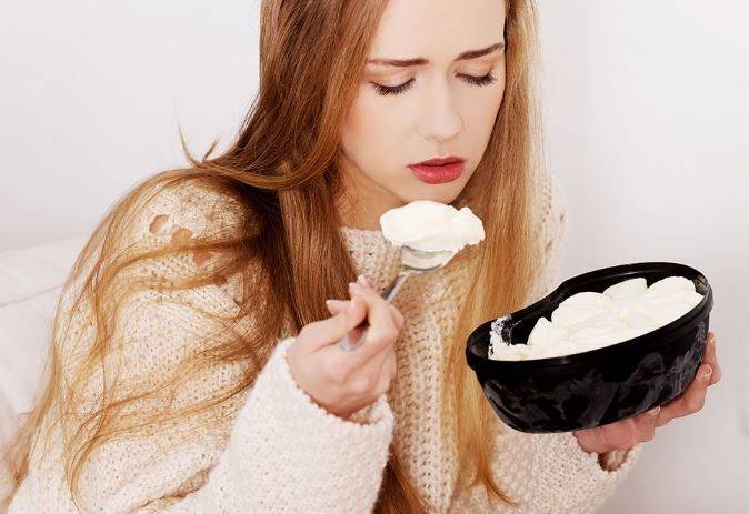 إذا كنتِ تعانين من الضغوط النفسية.. احذري هذه الأطعمة!
