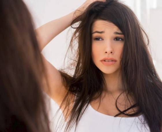 إذا كنت على عجلة.. هذه الوصفة تخلّص شعرك من التزييت بدقائق