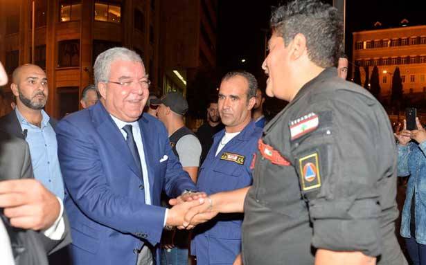 المشنوق التقى وفداً من مُتطوّعي الدفاع المدني