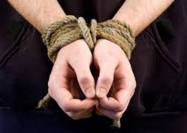 أوقفت دورية من مكتب معلومات جب جنين مئة نازح سوري لدخولهم البلاد خلسة ومن بينهم 3 مهربين سوريين وسلمتهم الى مخفر بيادر العدس