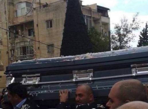 بالصورة.. فنان لبناني ينهار في عزاء شقيقه