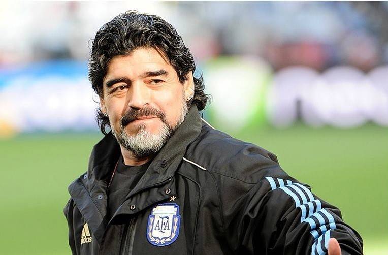 مارادونا يساند منتخب مصر ويرسل تحيّةً لشعبه!
