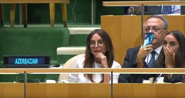 فضيحة إبنة رئيس.. كان يلقي خطابه بالأمم المتحدة وهذا ما فعلته! فيديو