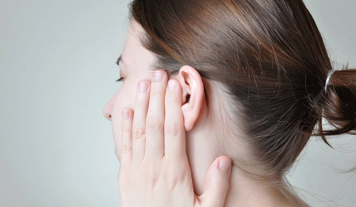 5 حيل تخلصكم من تراكم الماء داخل الأذن