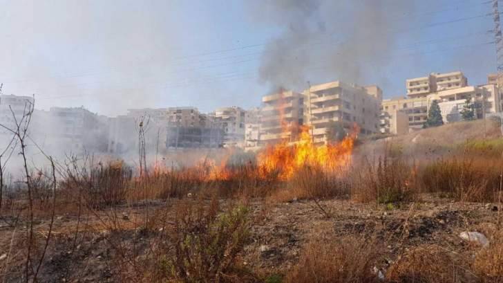 النشرة:اندلاع حريق في قطعة ارض محاذية لاوتوستراد احمد نجيب الشماع