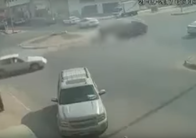 تصادم مروع بسبب السرعة الجنونية (فيديو)