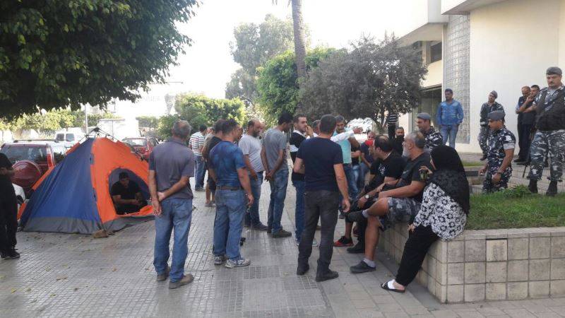 الاسمر وصل الى مكان اعتصام المياومين امام شركة دباس